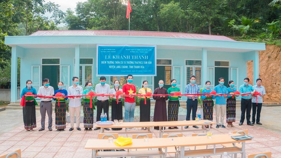 Các đại biểu cắt băng khánh thành chính thức đưa vào sử dụng điểm trường thôn Cú Tá Các đại biểu cắt băng khánh thành chính thức đưa vào sử dụng điểm trường thôn Cú Tá