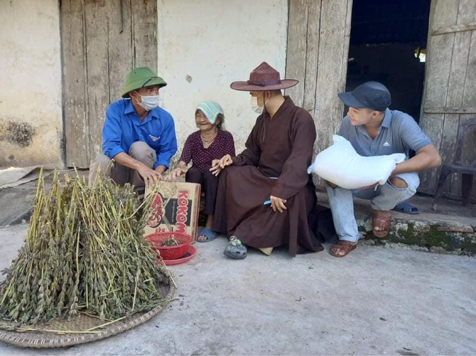 Đại đức Thích Tuệ Văn cùng Đoàn thanh niên xã Liên Thành trực tiếp đến từng gia đình trao quà Đại đức Thích Tuệ Văn cùng Đoàn thanh niên xã Liên Thành trực tiếp đến từng gia đình trao quà