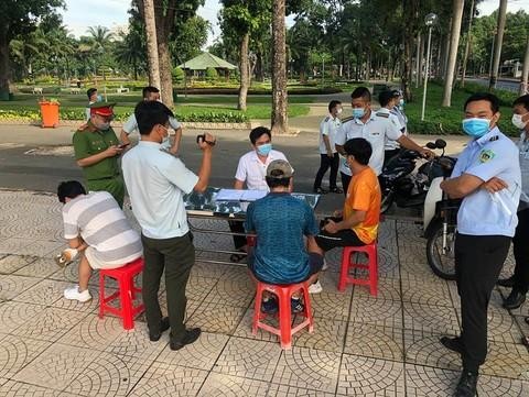Phạt 3 người ra công viên tập thể dục, vi phạm Chỉ thị 16 Phạt 3 người ra công viên tập thể dục, vi phạm Chỉ thị 16