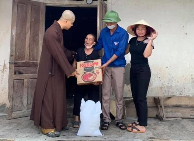 Để đảm bảo công tác phòng dịch, chư Tăng trực tiếp đến hộ gia đình trao quà Để đảm bảo công tác phòng dịch, chư Tăng trực tiếp đến hộ gia đình trao quà