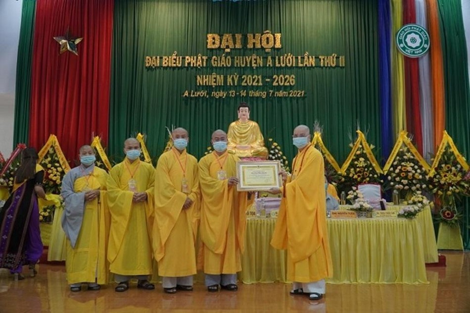 Tập thể và cá nhân nhận bằng tuyên dương công đức Tập thể và cá nhân nhận bằng tuyên dương công đức