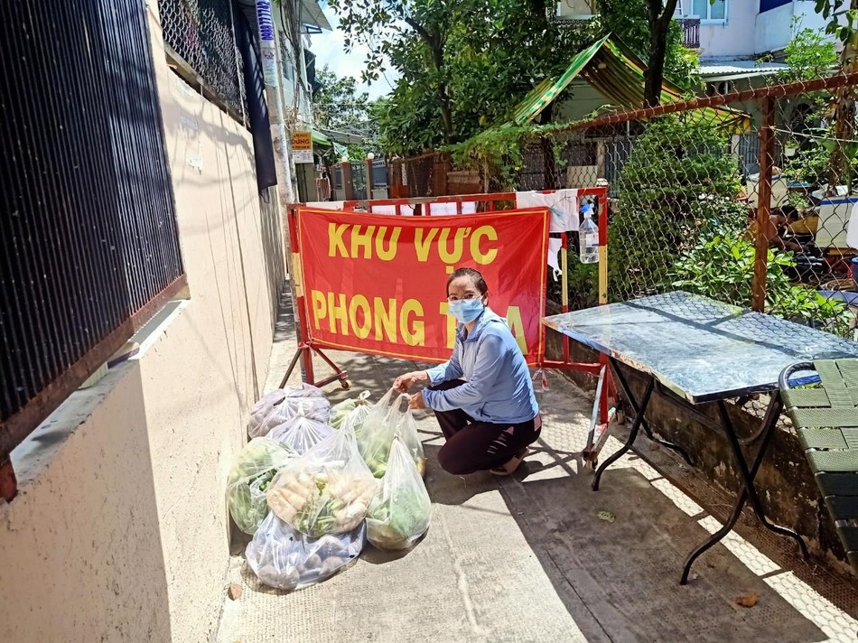 Phân phát rau, củ, quả đến các hộ gia đình - Ảnh: Diệu Anh Phân phát rau, củ, quả đến các hộ gia đình - Ảnh: Diệu Anh