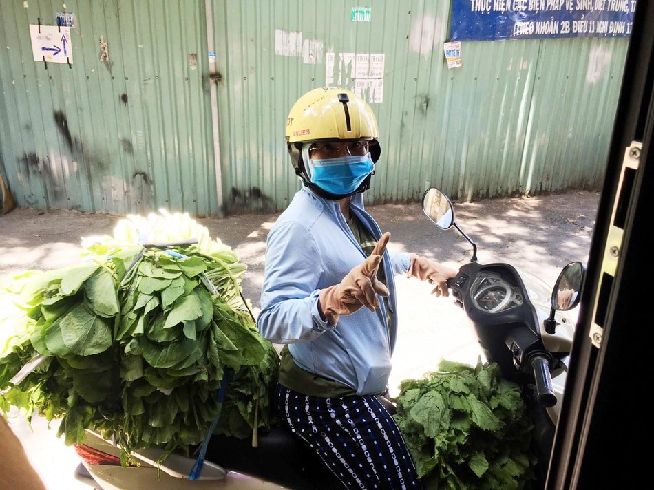 Chị Bích Đào chở rau cho bà con trong khu cách ly - Ảnh: Diệu Anh Chị Bích Đào chở rau cho bà con trong khu cách ly - Ảnh: Diệu Anh