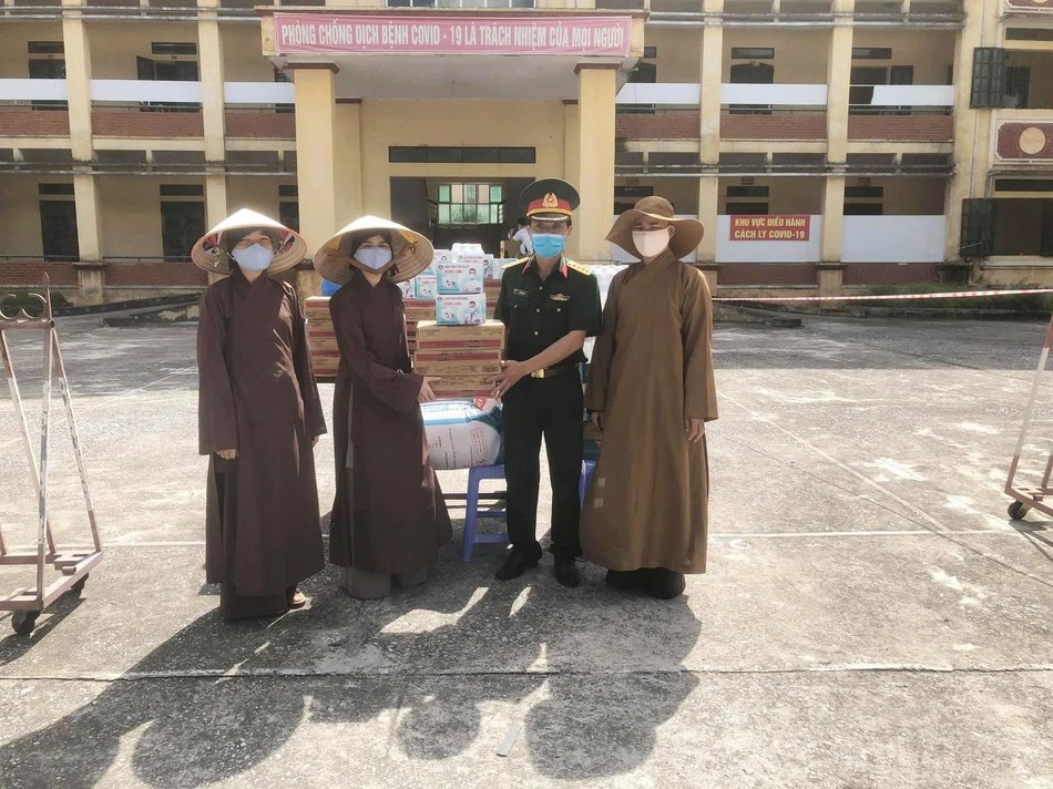Chư Ni tặng quà từ thiện tại khu cách ly tập trung huyện Đông Hưng Chư Ni tặng quà từ thiện tại khu cách ly tập trung huyện Đông Hưng