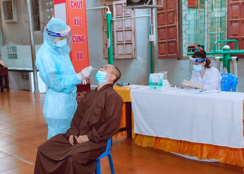 Lấy mẫu tầm soát Covid -19 trước khi khai mạc Đại giới đàn Viên Quang Lấy mẫu tầm soát Covid -19 trước khi khai mạc Đại giới đàn Viên Quang