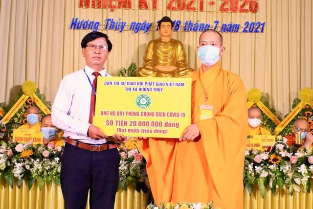 Đại diện Ban Dân vận Thị ủy, Ủy ban MTTQVN thị xã đón nhận sự trợ duyên từ Ban Trị sự Phật giáo thị xã Hương Thủy Đại diện Ban Dân vận Thị ủy, Ủy ban MTTQVN thị xã đón nhận sự trợ duyên từ Ban Trị sự Phật giáo thị xã Hương Thủy