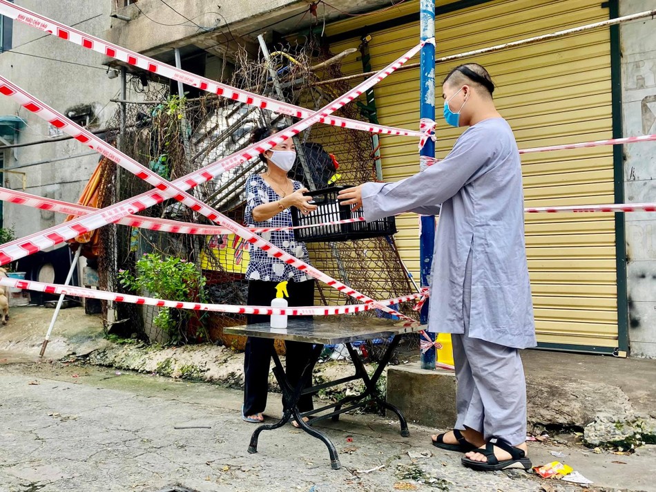 Mang cơm đến cho người dân ở khu vực bị phong tỏa Mang cơm đến cho người dân ở khu vực bị phong tỏa