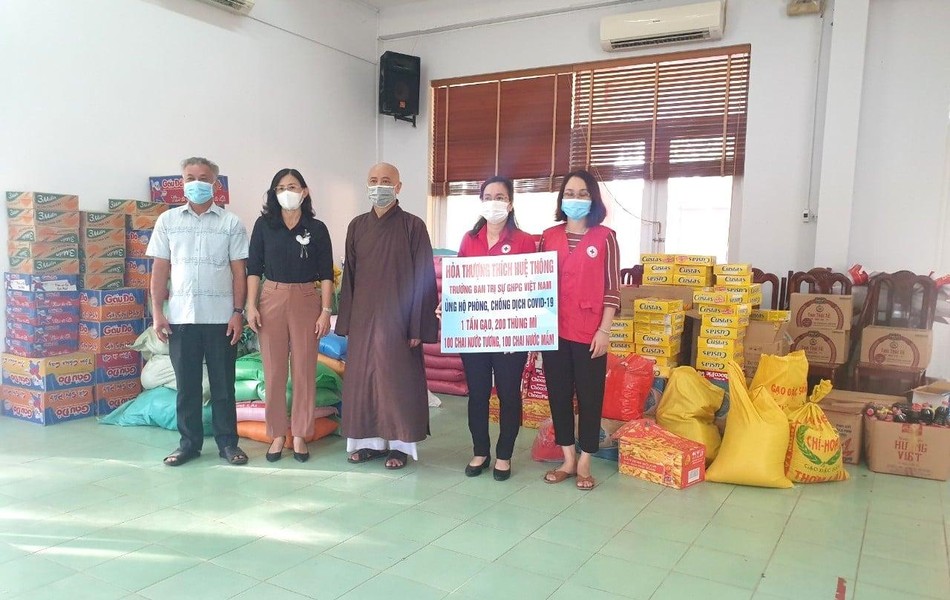 Đại diện lãnh đạo chính quyền huyện Phú Giáo đã tiếp đón đoàn và cảm ơn những phần quà yêu thương từ Hòa thượng Thích Huệ Thông trao tặng - Ảnh: Đức Dũng