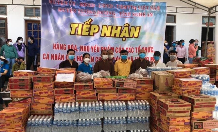 Chư Tăng chùa Diệc hỗ trợ vật chất, nhu yếu phẩm cho nhân dân bản Chăm Puông Chư Tăng chùa Diệc hỗ trợ vật chất, nhu yếu phẩm cho nhân dân bản Chăm Puông