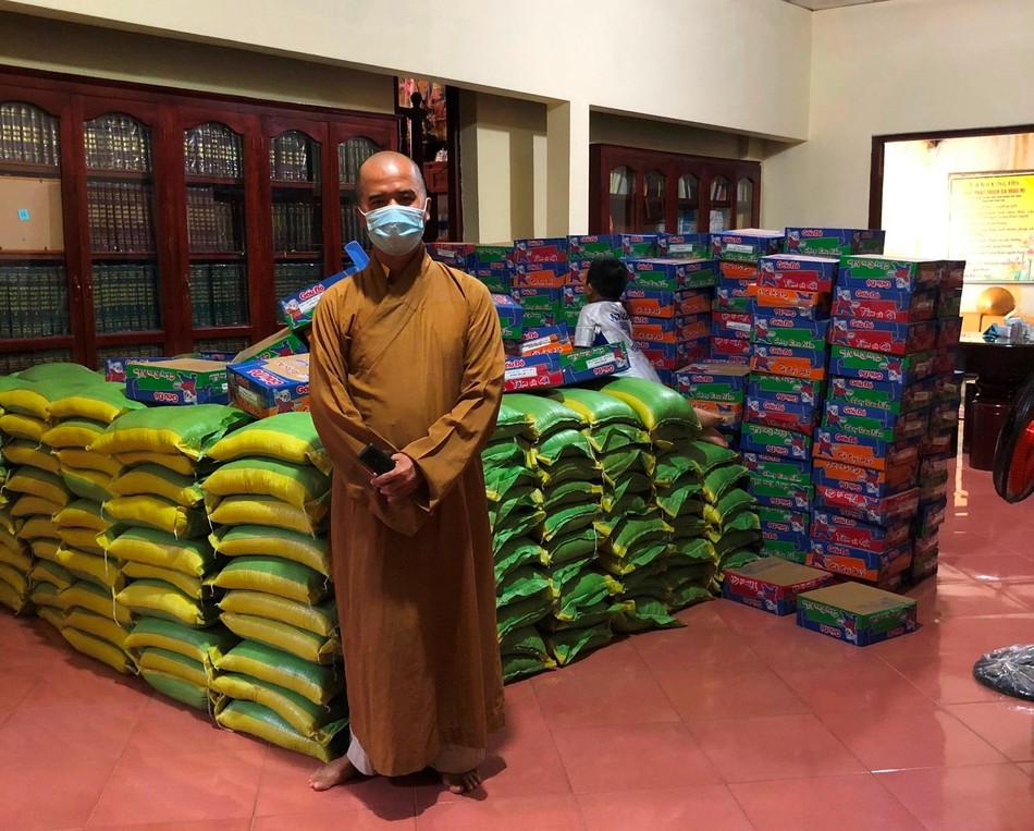 Đại đức Thích An Đạo chuẩn bị các nhu yếu phẩm để hỗ trợ bà con Đại đức Thích An Đạo chuẩn bị các nhu yếu phẩm để hỗ trợ bà con