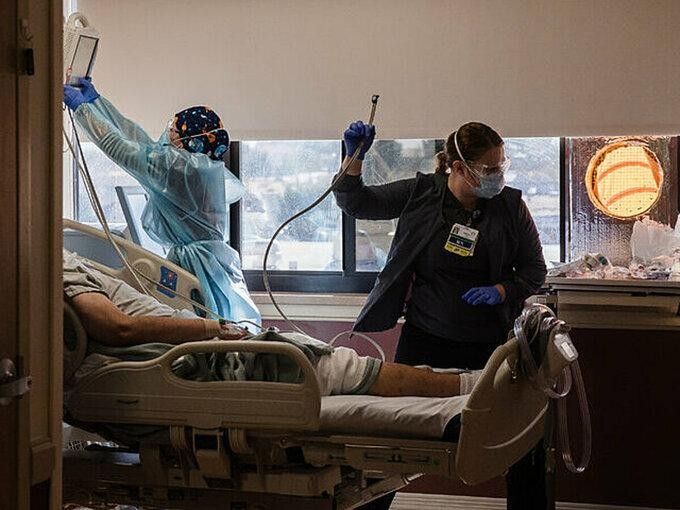 Y bác sĩ tại California điều trị cho người mắc Covid-19 tại khu hồi sức tích cực, tháng 12-2020 - Ảnh: NY Times Y bác sĩ tại California điều trị cho người mắc Covid-19 tại khu hồi sức tích cực, tháng 12-2020 - Ảnh: NY Times