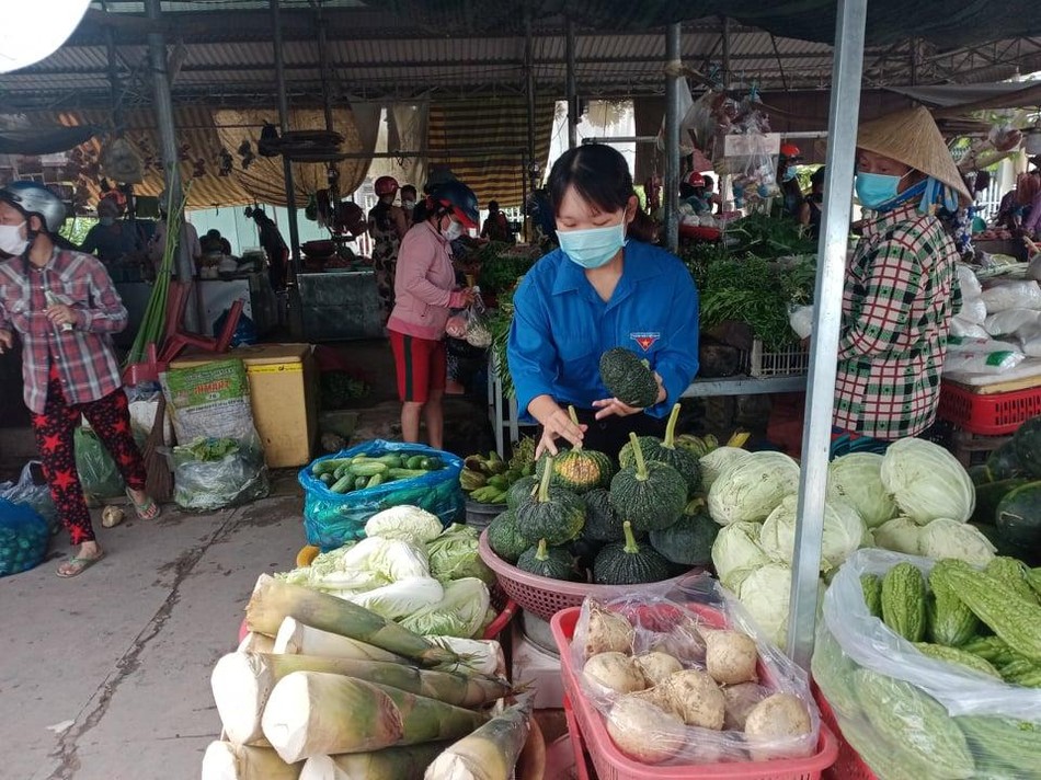 Đi chợ giúp người dân Đi chợ giúp người dân