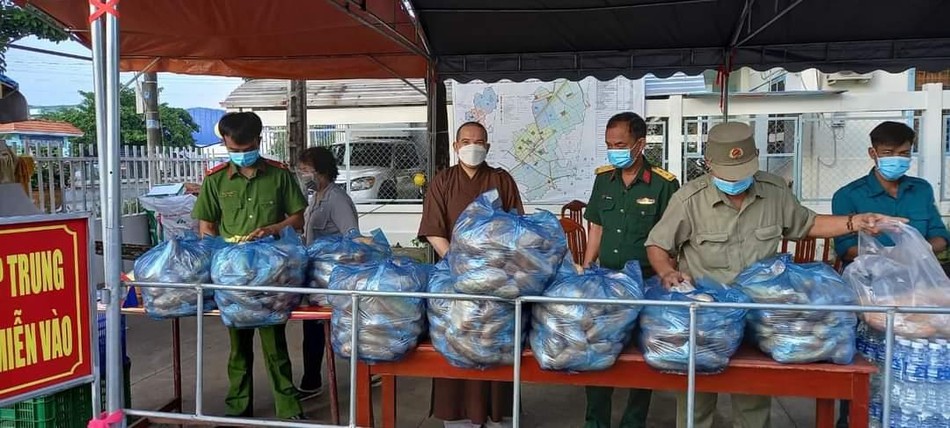Những phần ăn đang chuẩn bị để trao cho bà con Những phần ăn đang chuẩn bị để trao cho bà con