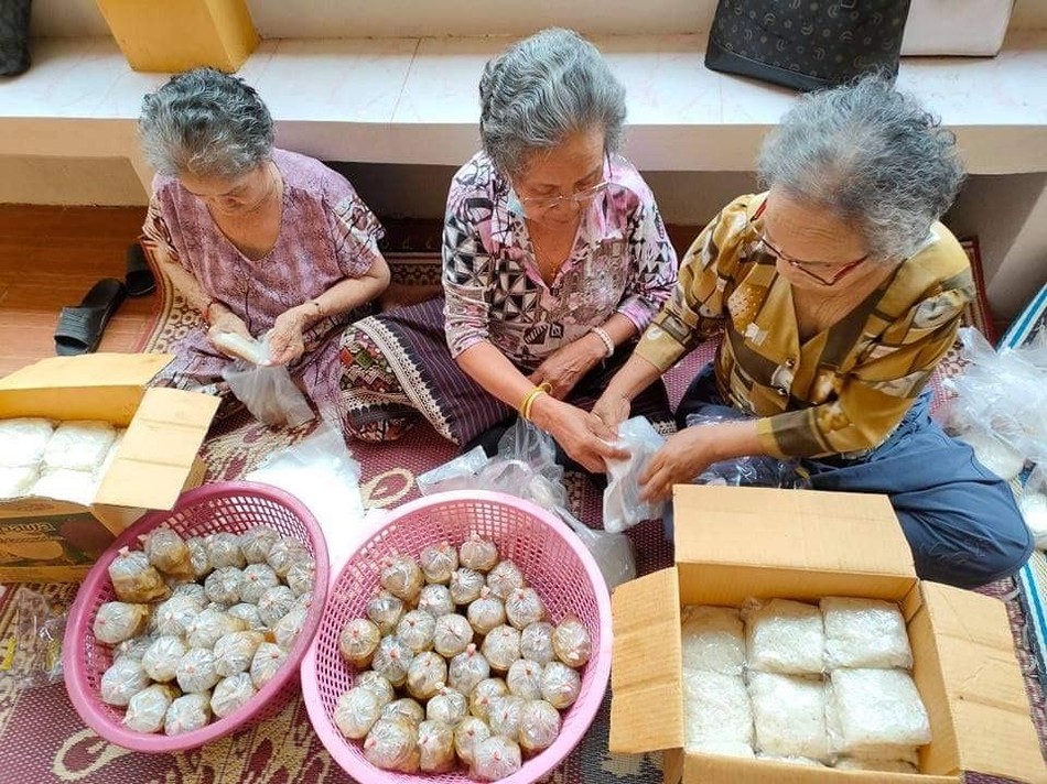Các Phật tử đang chuẩn những phần ăn Các Phật tử đang chuẩn những phần ăn