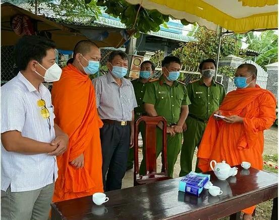 Chư Tăng Hội Đoàn kết Sư sãi yêu nước huyện Trà Cú trao tiền ủng hộ lực lượng vũ trang Chư Tăng Hội Đoàn kết Sư sãi yêu nước huyện Trà Cú trao tiền ủng hộ lực lượng vũ trang
