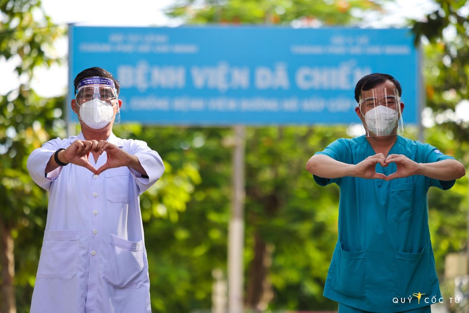 Khoảnh khắc dễ thương của hai bác sĩ tại Bệnh viện dã chiến Củ Chi - Ảnh: Ngô Trần Hải An