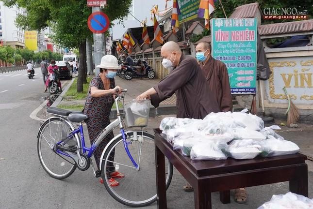 Thượng tọa Thích Thanh Phong tận tay chia sẻ những phần cơm chay với mong muốn giúp bà con vượt qua khó khăn - Ảnh: Như Danh Thượng tọa Thích Thanh Phong tận tay chia sẻ những phần cơm chay với mong muốn giúp bà con vượt qua khó khăn - Ảnh: Như Danh