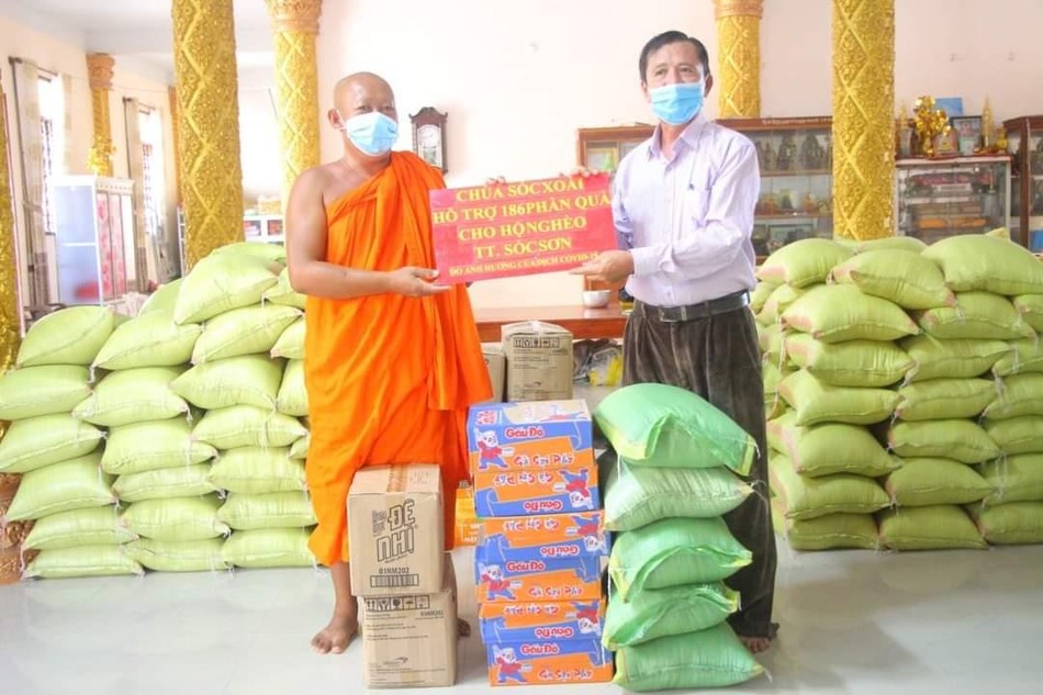 Thượng tọa Danh Phản tặng quà thị trấn Sóc Sơn Thượng tọa Danh Phản tặng quà thị trấn Sóc Sơn
