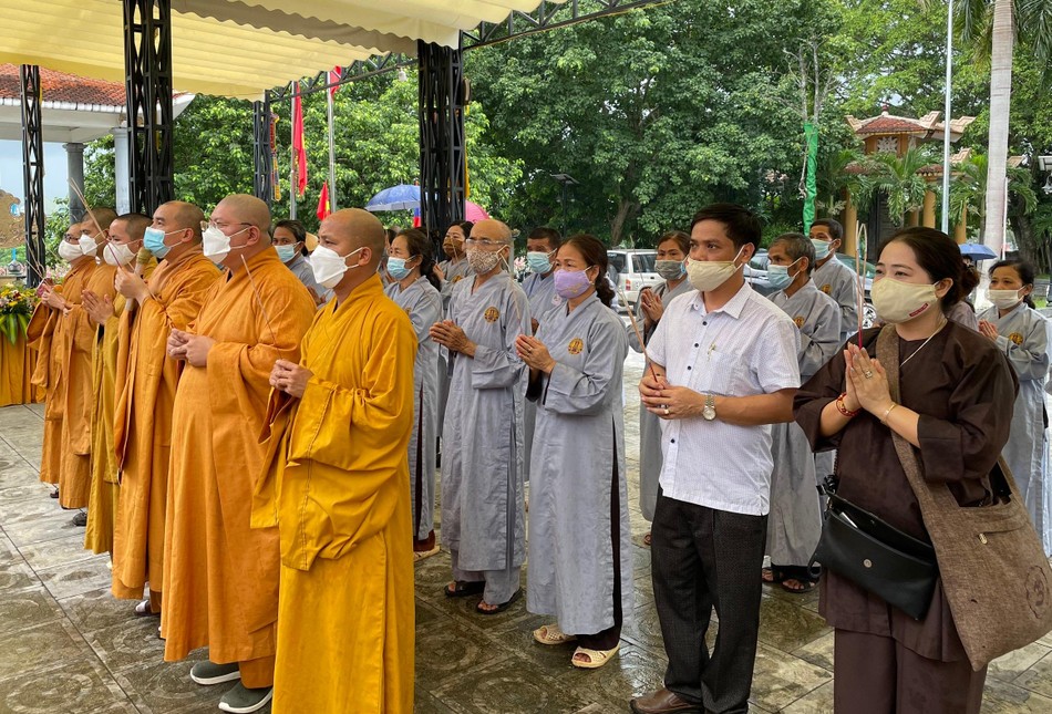 Đoàn Phật giáo huyện Yên Thành và Anh Sơn dâng hương tại nghĩa trang Quốc tế Việt - Lào Đoàn Phật giáo huyện Yên Thành và Anh Sơn dâng hương tại nghĩa trang Quốc tế Việt - Lào