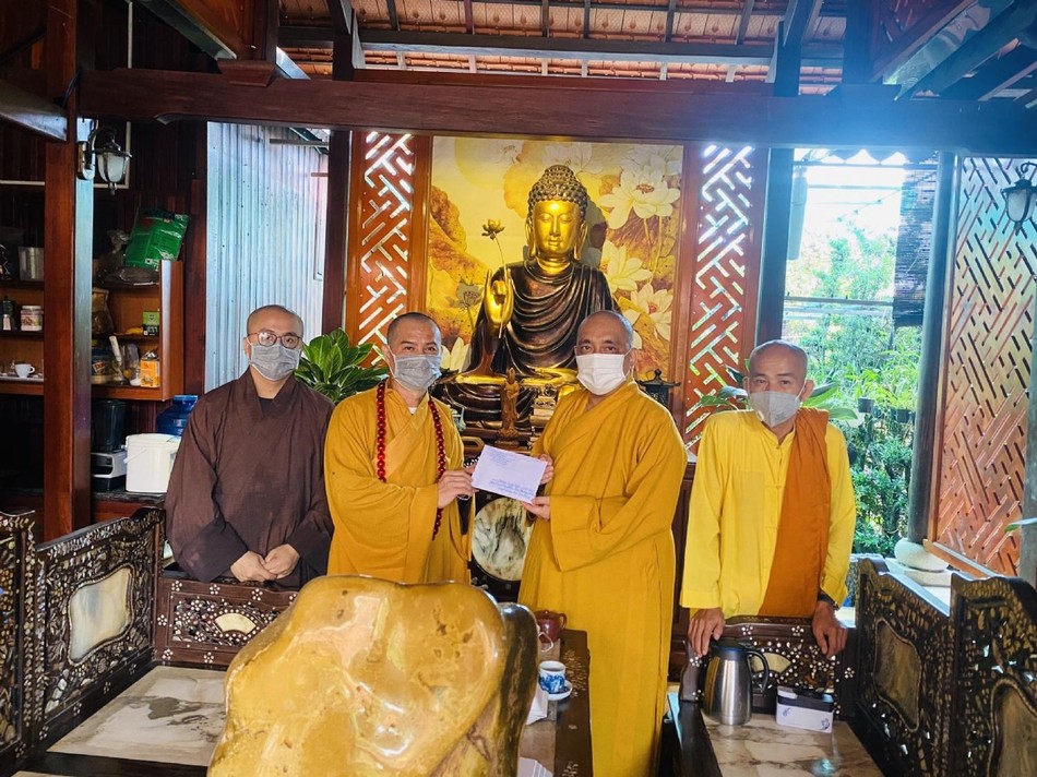 Đại diện Trường Trung cấp Phật học - Phân hiệu Tăng - thiền viện Thường Chiếu tiếp đoàn và nạp thọ tịnh tài, tịnh vật cúng dường Đại diện Trường Trung cấp Phật học - Phân hiệu Tăng - thiền viện Thường Chiếu tiếp đoàn và nạp thọ tịnh tài, tịnh vật cúng dường