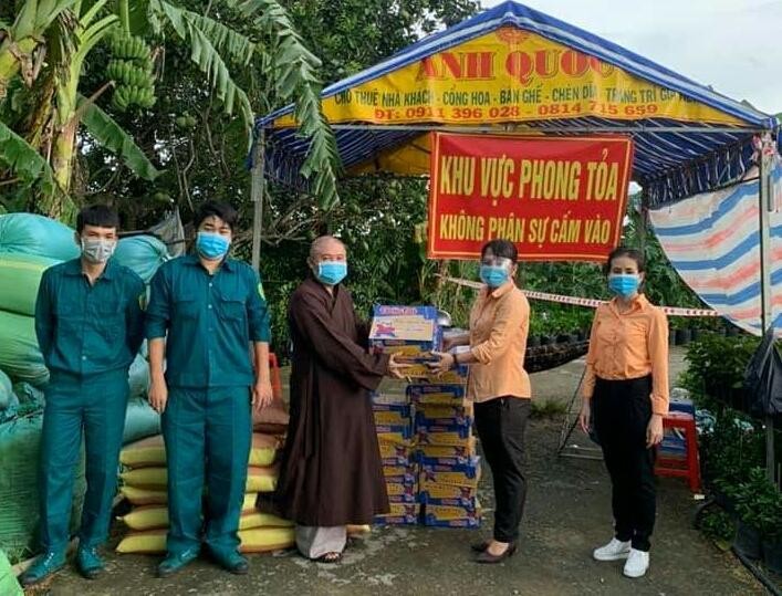 Thượng tọa Thích Chơn Trí trao quà tại khu cách ly phường An Hòa, TP.Sa Đéc Thượng tọa Thích Chơn Trí trao quà tại khu cách ly phường An Hòa, TP.Sa Đéc