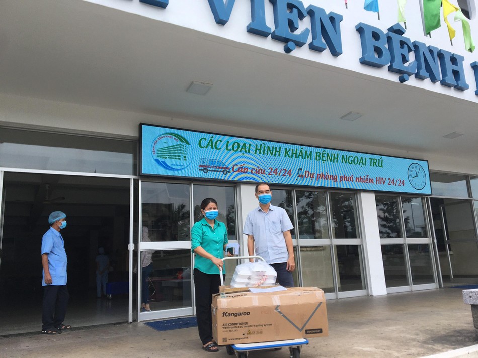 Vận chuyển các phần ăn đến bệnh viện