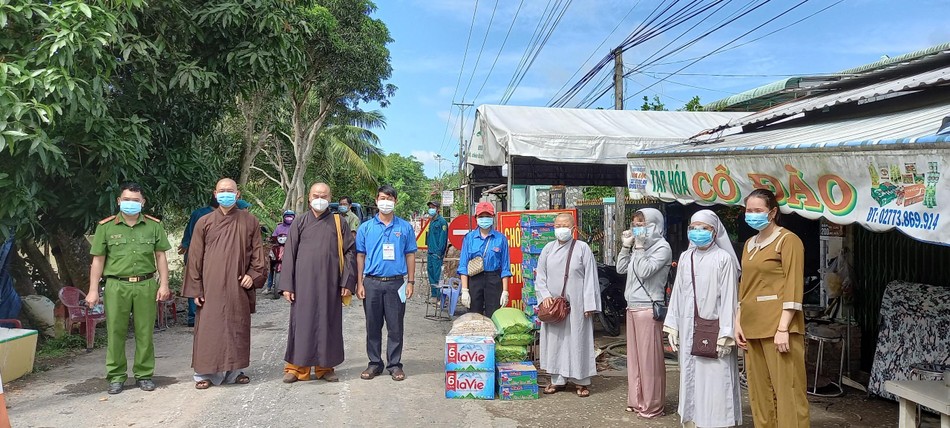 Tăng quà động viên lực lượng chức năng tại chốt kiểm soát dịch bệnh trên địa bàn TP.Sa Đéc Tăng quà động viên lực lượng chức năng tại chốt kiểm soát dịch bệnh trên địa bàn TP.Sa Đéc