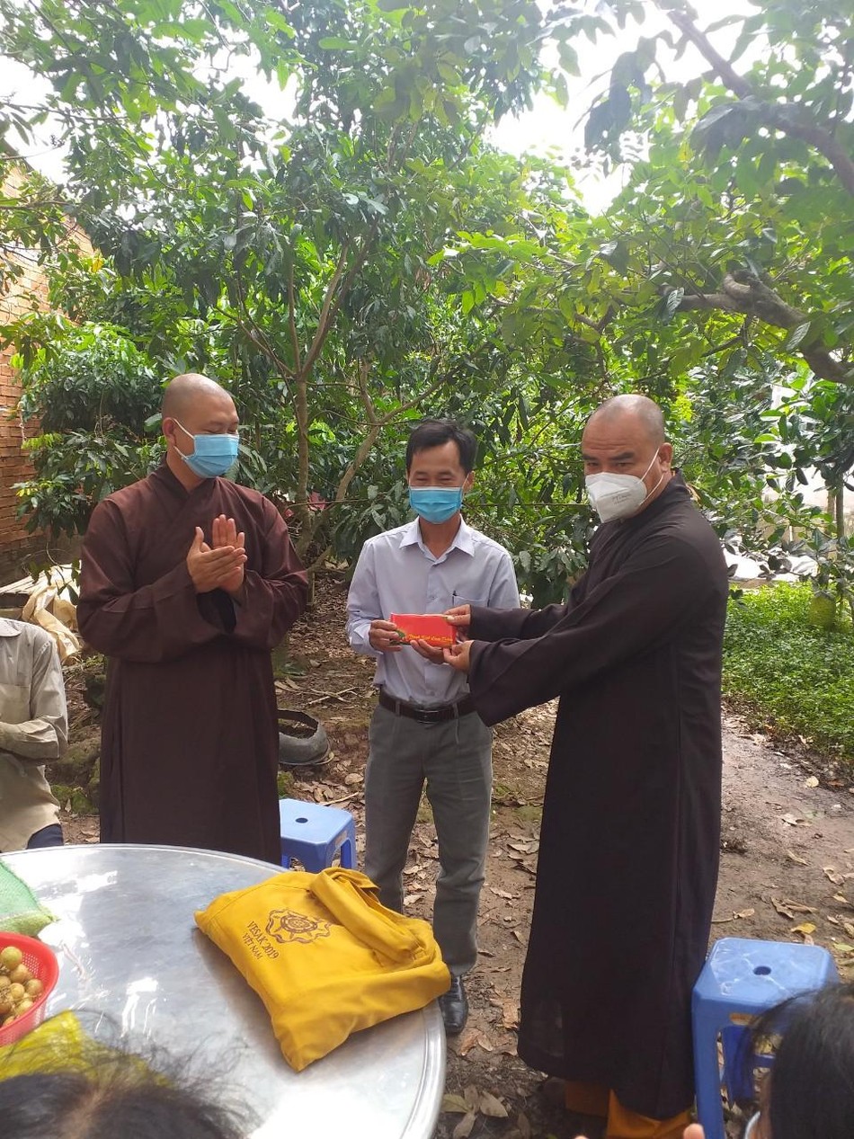 Thượng tọa Thích Tĩnh Triệt trao tiền hỗ trợ xây nhà tình thương Thượng tọa Thích Tĩnh Triệt trao tiền hỗ trợ xây nhà tình thương