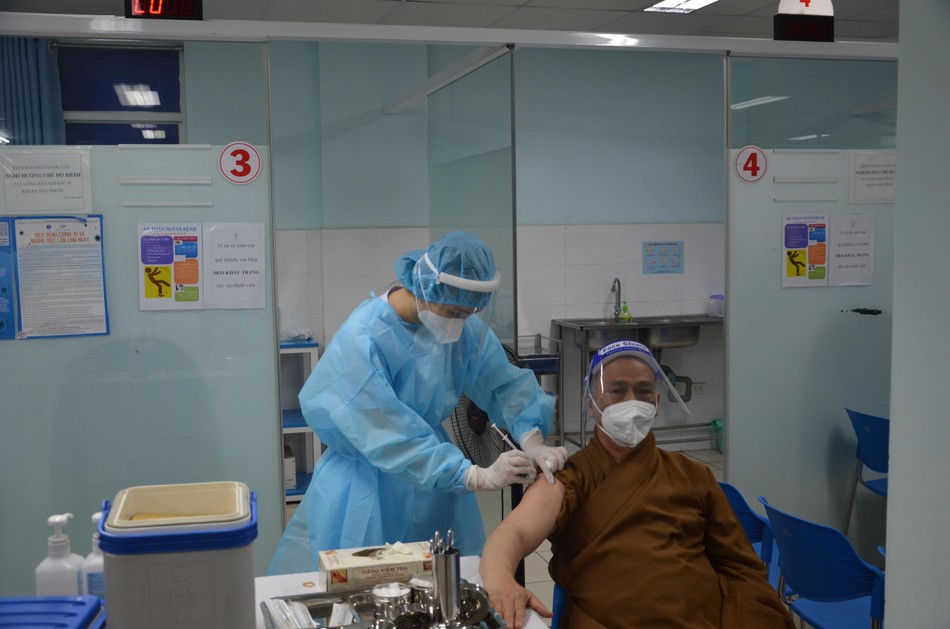 Thượng tọa Thích Tâm Chơn, Trưởng ban Trị sự Phật giáo quận Bình Thạnh tiêm mũi đầu tiên vắc-xin Covid-19 Thượng tọa Thích Tâm Chơn, Trưởng ban Trị sự Phật giáo quận Bình Thạnh tiêm mũi đầu tiên vắc-xin Covid-19