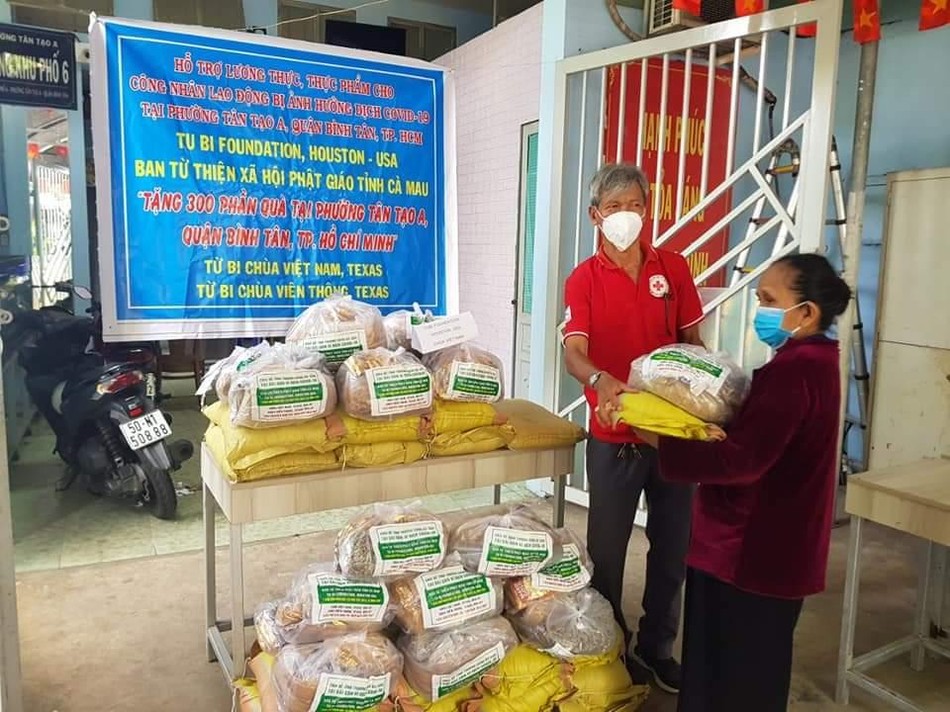 Hội chữ Thập đỏ phường Tân Tạo A đại diện tặng quà