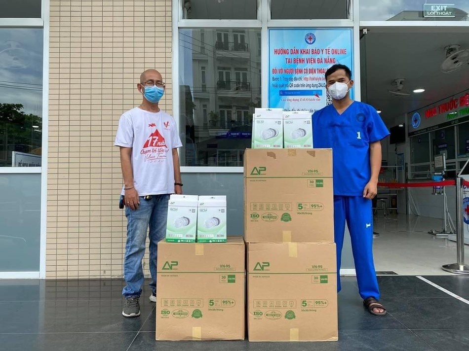 Đội tình nguyện viên máu sống Gia đình Phật tử Đà Nẵng tặng khẩu trang N95 cho y bác sĩ tuyến đầu chống dịch Đội tình nguyện viên máu sống Gia đình Phật tử Đà Nẵng tặng khẩu trang N95 cho y bác sĩ tuyến đầu chống dịch