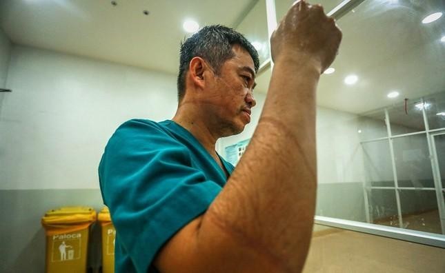 Những vết hằn cắt trên mặt, trên tay của bác sĩ Linh, Trưởng Khoa hồi sức Bệnh viện Chợ Rẫy lộ ra khi cởi bỏ lớp đồ bảo hộ sau nhiều giờ làm việc liên tục - Ảnh: Hải Long/Dân Trí Những vết hằn cắt trên mặt, trên tay của bác sĩ Linh, Trưởng Khoa hồi sức Bệnh viện Chợ Rẫy lộ ra khi cởi bỏ lớp đồ bảo hộ sau nhiều giờ làm việc liên tục - Ảnh: Hải Long/Dân Trí
