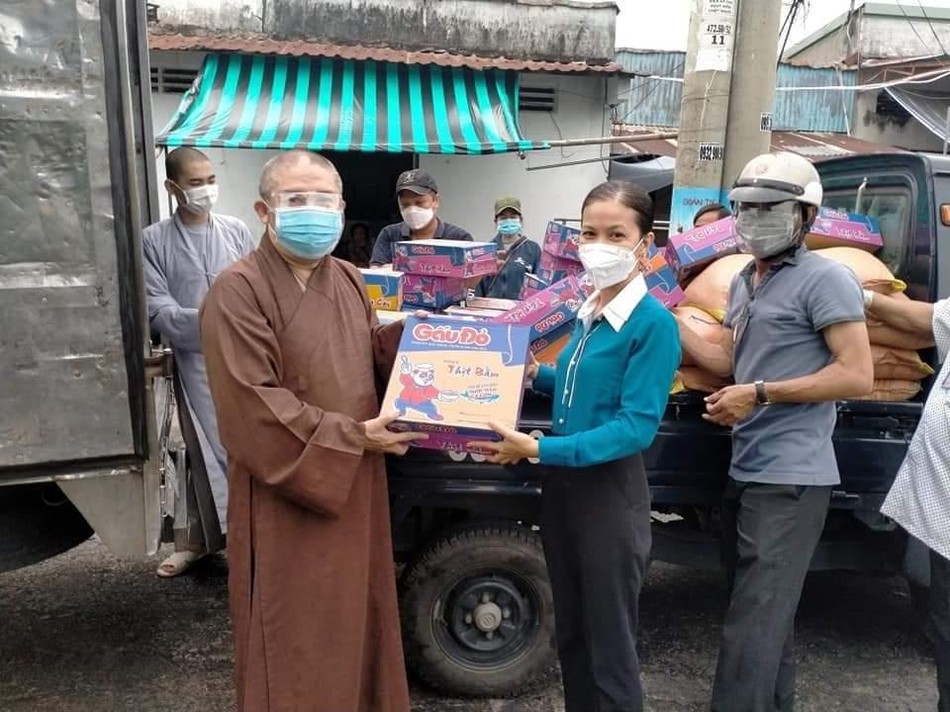 Thượng tọa Thích Chơn Trí trao quà để chuyển đến người dân trong khu phong tỏa Thượng tọa Thích Chơn Trí trao quà để chuyển đến người dân trong khu phong tỏa