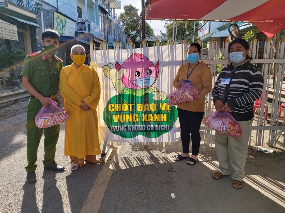 Tặng quà tại các chốt kiểm soát, bảo vệ phòng, chống dịch Covid-19 Tặng quà tại các chốt kiểm soát, bảo vệ phòng, chống dịch Covid-19