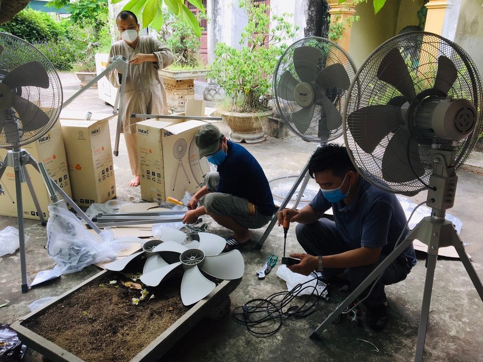 Lắp ráp quạt cho khu cách ly tập trung chùa An Thái