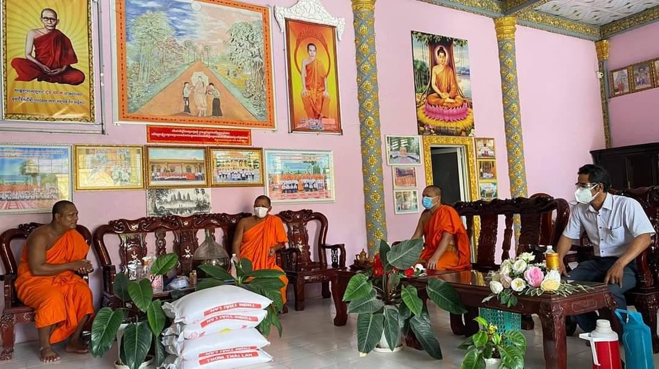 Hội Đoàn kết Sư sãi yêu nước huyện Trà Cú trao tặng gạo cho các chùa Khmer Hội Đoàn kết Sư sãi yêu nước huyện Trà Cú trao tặng gạo cho các chùa Khmer