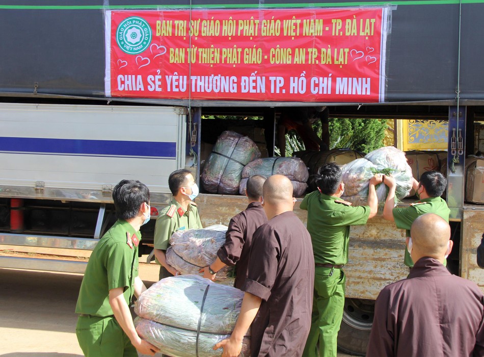 Chư Tăng và các chiến sĩ công an vận chuyển hàng hóa lên xe