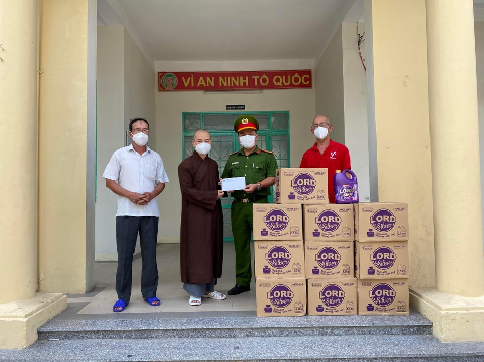 Thượng tọa Thích Thông Đạo tặng quà Thượng tọa Thích Thông Đạo tặng quà