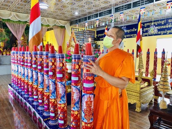 Nghi thức thắp đèn hạ trong mùa An cư của Phật giáo Nam Tông Nghi thức thắp đèn hạ trong mùa An cư của Phật giáo Nam Tông