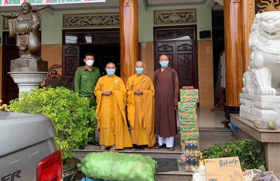 Thượng tọa Thích Giác Trí vấn an sức khỏe Ban Chức sự và cúng dường trường hạ chùa Từ Quang Thượng tọa Thích Giác Trí vấn an sức khỏe Ban Chức sự và cúng dường trường hạ chùa Từ Quang