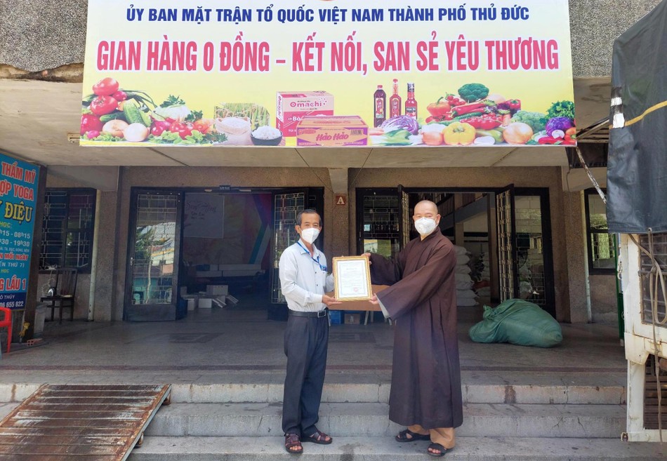 Đại đức Thích Đồng Quảng, trụ trì chùa Minh Giác nhận thư cảm ơn của UBMTTQVN TP.Thủ Đức về những hỗ trợ cho công tác phòng chống dịch bệnh Đại đức Thích Đồng Quảng, trụ trì chùa Minh Giác nhận thư cảm ơn của UBMTTQVN TP.Thủ Đức về những hỗ trợ cho công tác phòng chống dịch bệnh