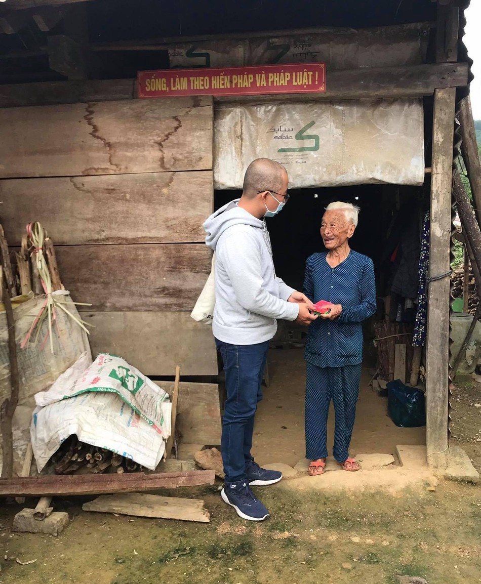 Tác giả trong chuyến trao quà Tết tại Nông Sơn, Quảng Nam cuối năm Canh Tý Tác giả trong chuyến trao quà Tết tại Nông Sơn, Quảng Nam cuối năm Canh Tý