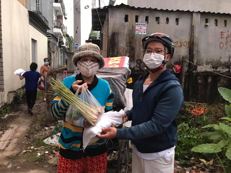 Trao quà trong chương trình "Tình người nơi xóm trọ" hôm 20-7 vừa qua Trao quà trong chương trình "Tình người nơi xóm trọ" hôm 20-7 vừa qua