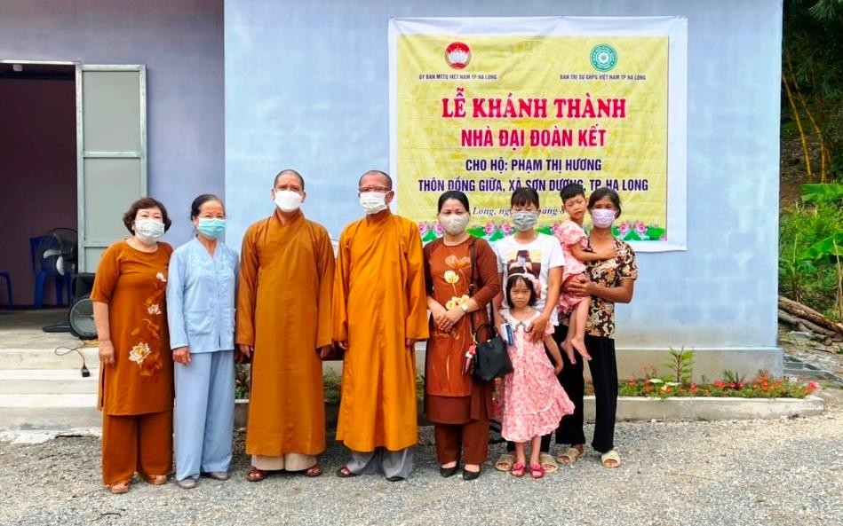 Thượng tọa Thích Đạo Hiển, Phó ban kiêm Chánh Thư ký Ban Trị sự GHPGVN tỉnh Quảng Ninh cùng chư Tăng, Phật tử trong buổi lễ bàn giao nhà cho chị Phạm Thị Hương Thượng tọa Thích Đạo Hiển, Phó ban kiêm Chánh Thư ký Ban Trị sự GHPGVN tỉnh Quảng Ninh cùng chư Tăng, Phật tử trong buổi lễ bàn giao nhà cho chị Phạm Thị Hương