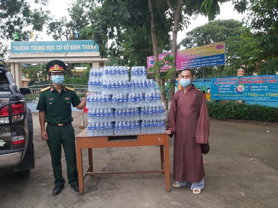 Trao quà đến lực lượng chức năng Trao quà đến lực lượng chức năng