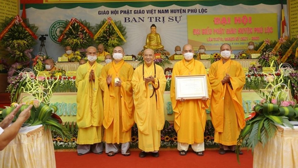 Tập thể và cá nhân nhận bằng tuyên dương công đức