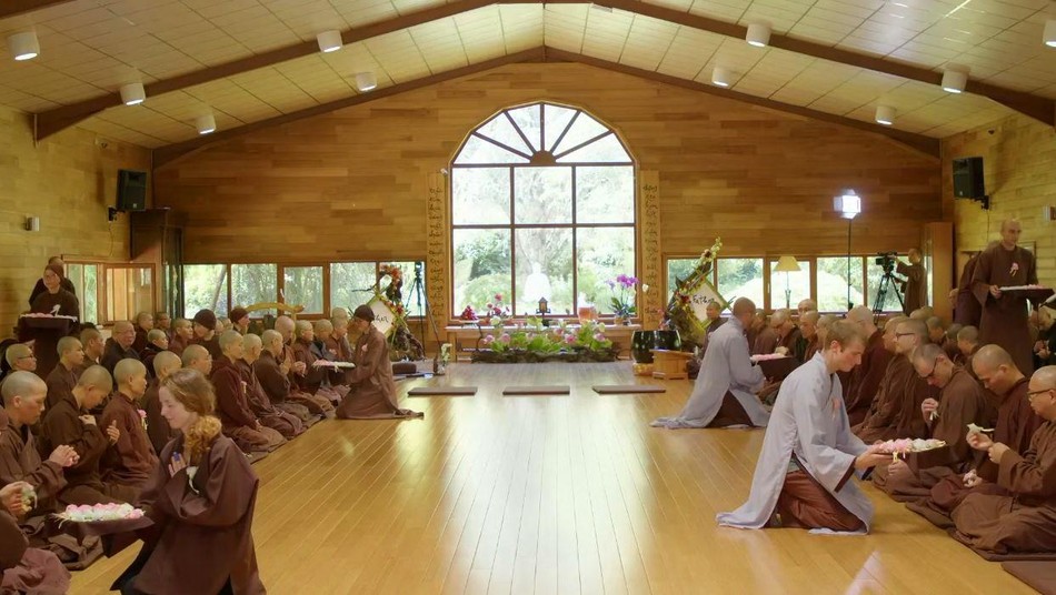 Toàn cảnh buổi lễ &quot;Bông hồng cài áo&quot;