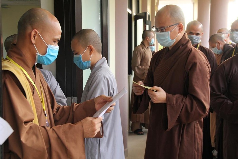 Giám thị đọc danh sách thí sinh vào phòng thi Giám thị đọc danh sách thí sinh vào phòng thi