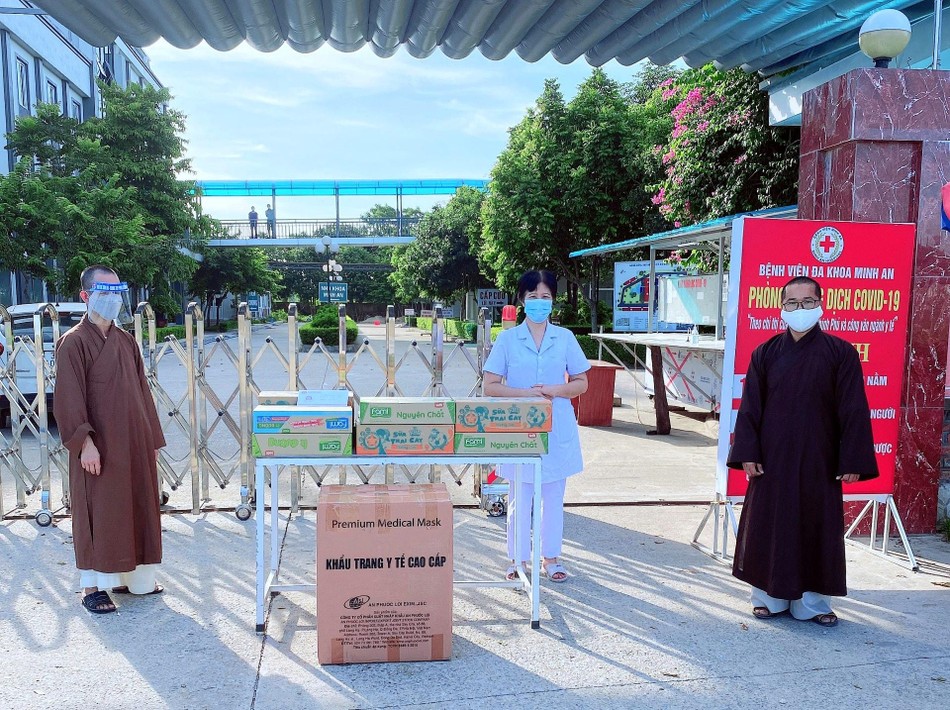 Ban Trị sự GHPGVN huyện Quỳnh Lưu tặng quà tới lực lượng tuyến đầu tại Bệnh viện Đa khoa Minh An Ban Trị sự GHPGVN huyện Quỳnh Lưu tặng quà tới lực lượng tuyến đầu tại Bệnh viện Đa khoa Minh An