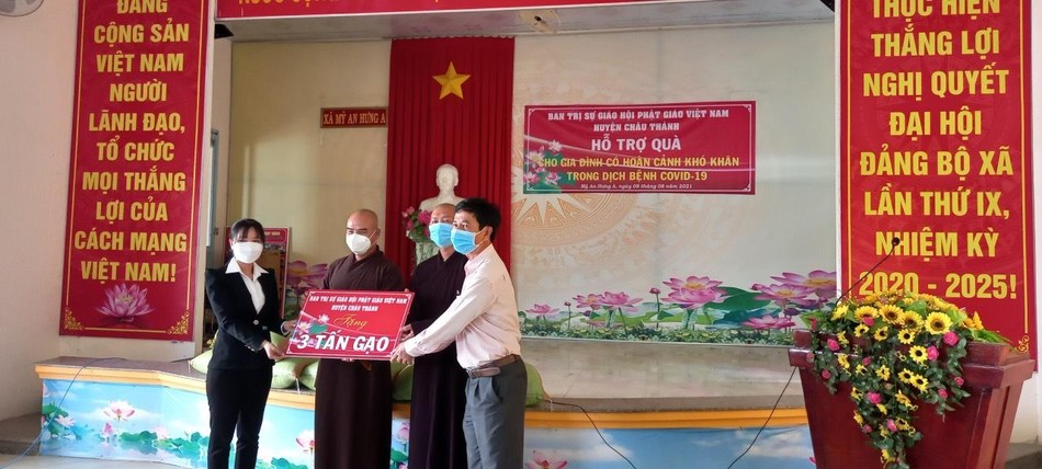 Thượng tọa Thích Tĩnh Triệt đại diện đoàn trao tặng 3 tấn gạo tại xã Mỹ Hưng A Thượng tọa Thích Tĩnh Triệt đại diện đoàn trao tặng 3 tấn gạo tại xã Mỹ Hưng A